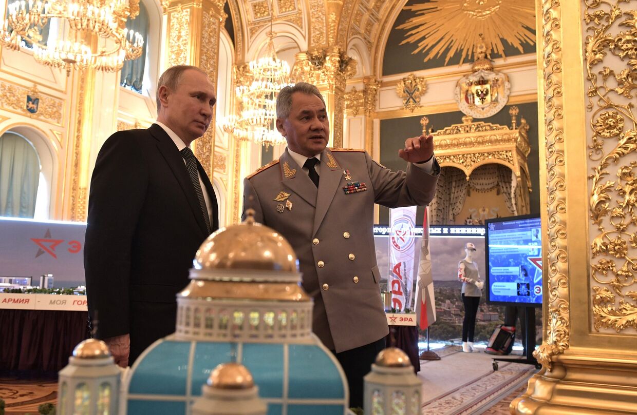 Президент РФ Владимир Путин и министр обороны РФ Сергей Шойгу на презентации военного инновационного технополиса Эра. 23 февраля 2018