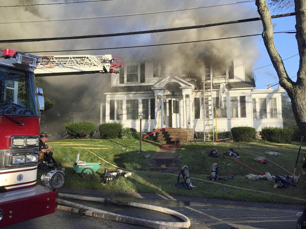 Пожарные на месте взрыва газа в Северном Андовере, Массачусетс, США