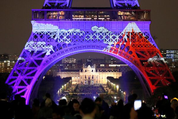 Световое шоу на Эйфелевой башне в честь празднования 160-летия дипломатических отношений между Францией и Японией в Париже