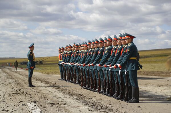 Участники военного парада в рамках учений «Восток-2018» на полигоне «Цугол» в Забайкальском крае