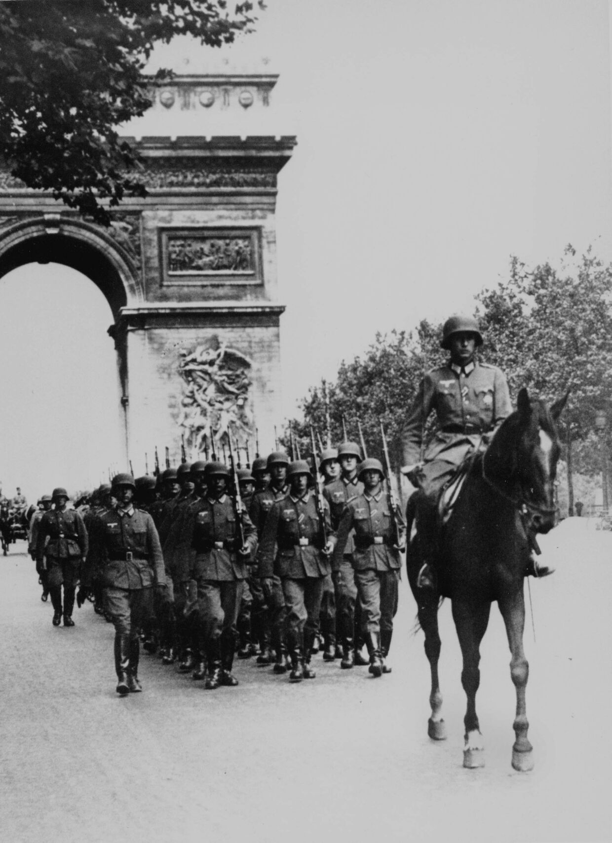 14 июня 1940. Немецкие войска маршируют на Елисейских Полях в Париже, Франция