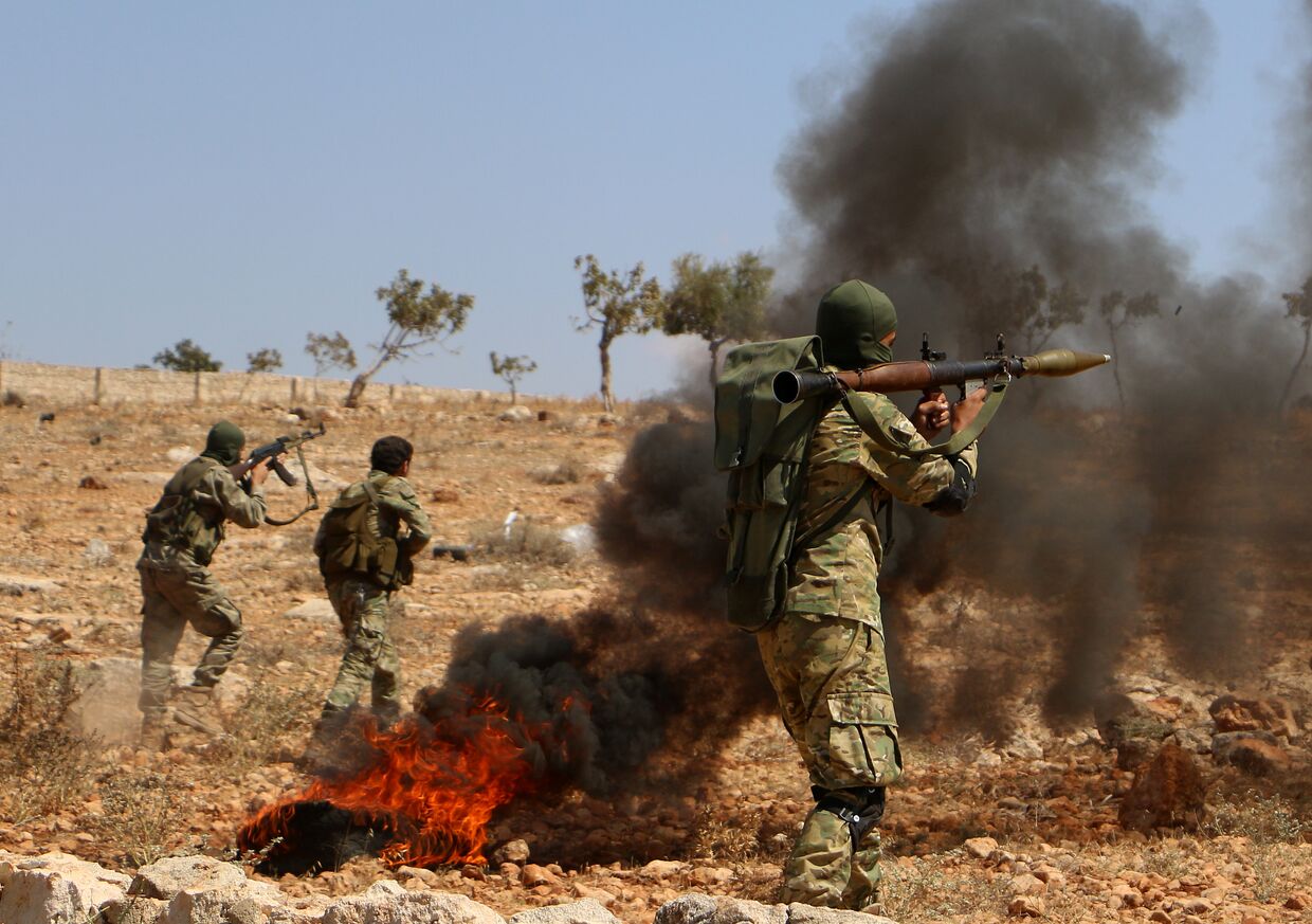 Сирийские боевики во время боевых учений в провинции Идлиб