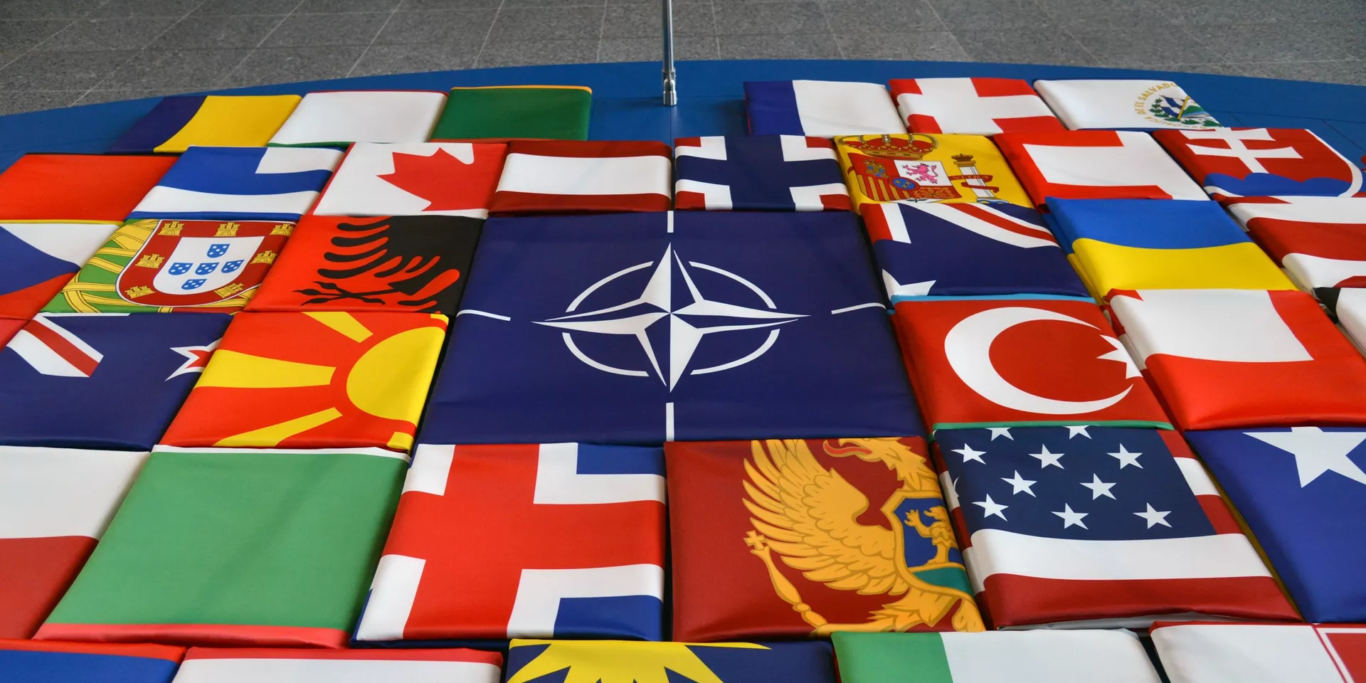 Флаги саммита стран-участниц НАТО в Брюсселе. 11 июля 2018 - ИноСМИ, 1920, 21.04.2022