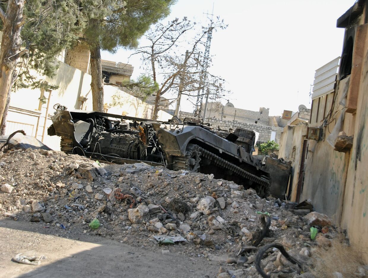 Уничтоженный танк во время боев в сирийском Идлибе