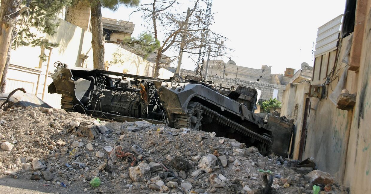 Уничтоженный танк во время боев в сирийском Идлибе