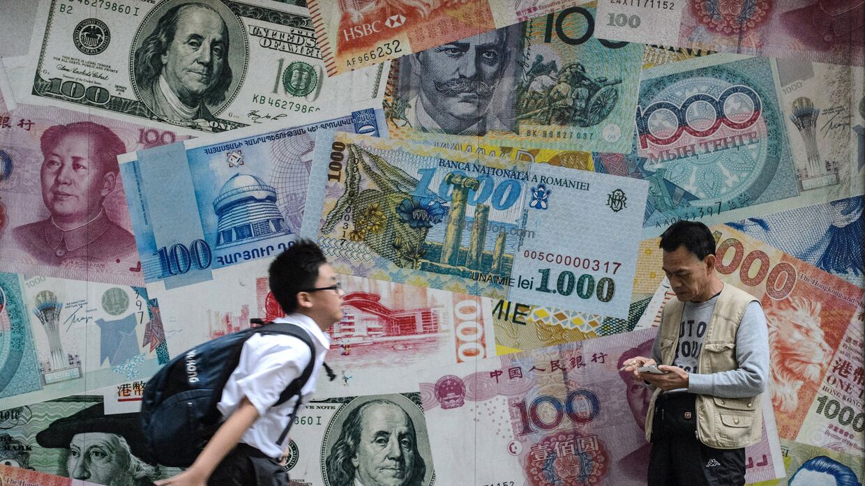 Баннер с изображением денежных купюр в Гонконге