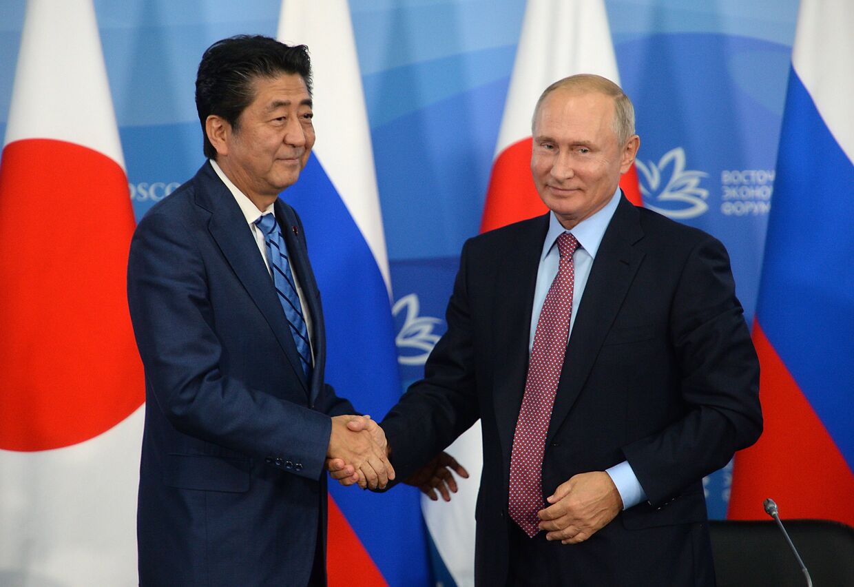 Владимир Путин и премьер-министр Японии Синдзо Абэ на пресс-конференции по итогам переговоров в рамках IV Восточного экономического форума на территории ДВФУ на острове Русский. 10 сентября 2018