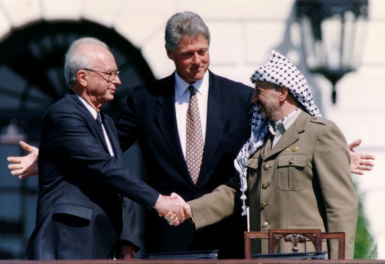 Председатель ООП Ясир Арафат пожимает руку премьер-министру Израиля Ицхаку Рабину