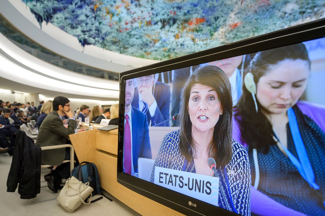 Постпред США при ООН Никки Хейли на экране во время заседания Совета по правам человека при ООН в Женеве