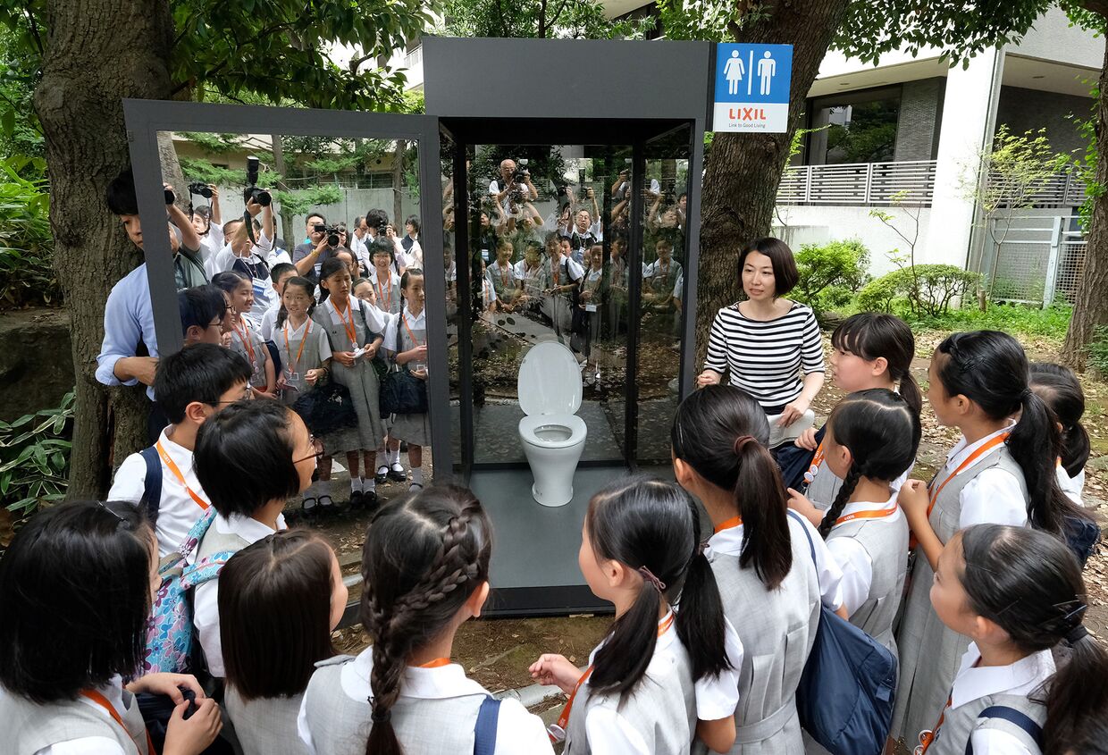 Учащиеся начальной школы во время интерактивного занятия по санитарии в Токио, Япония