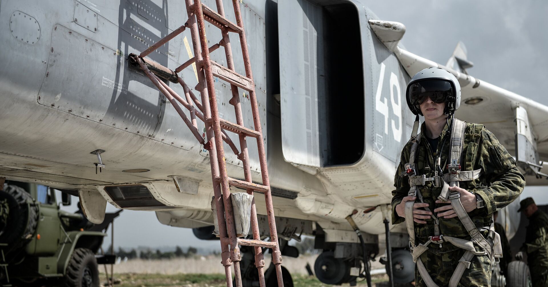 Пилот ВКС России садится во фронтовой бомбардировщик Су-24 на авиабазе Хмеймим в Сирии - ИноСМИ, 1920, 30.09.2020