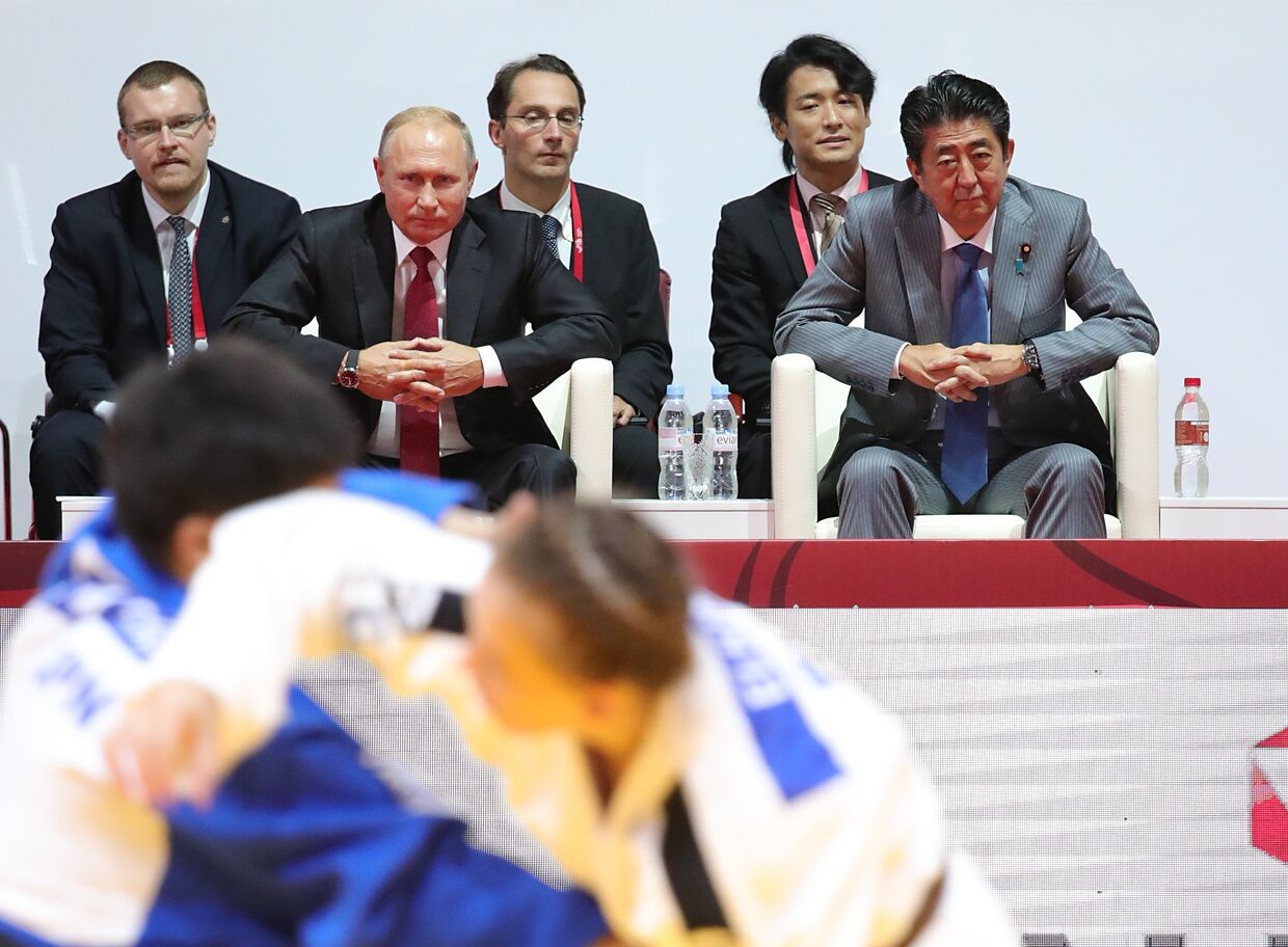 Президент РФ Владимир Путин и премьер-министр Японии Синдзо Абэ во время посещения финала Международного турнира по дзюдо имени Дзигоро Кано среди юниоров и юниорок в КСК Фетисов-Арена во Владивостоке. 12 сентября 2018