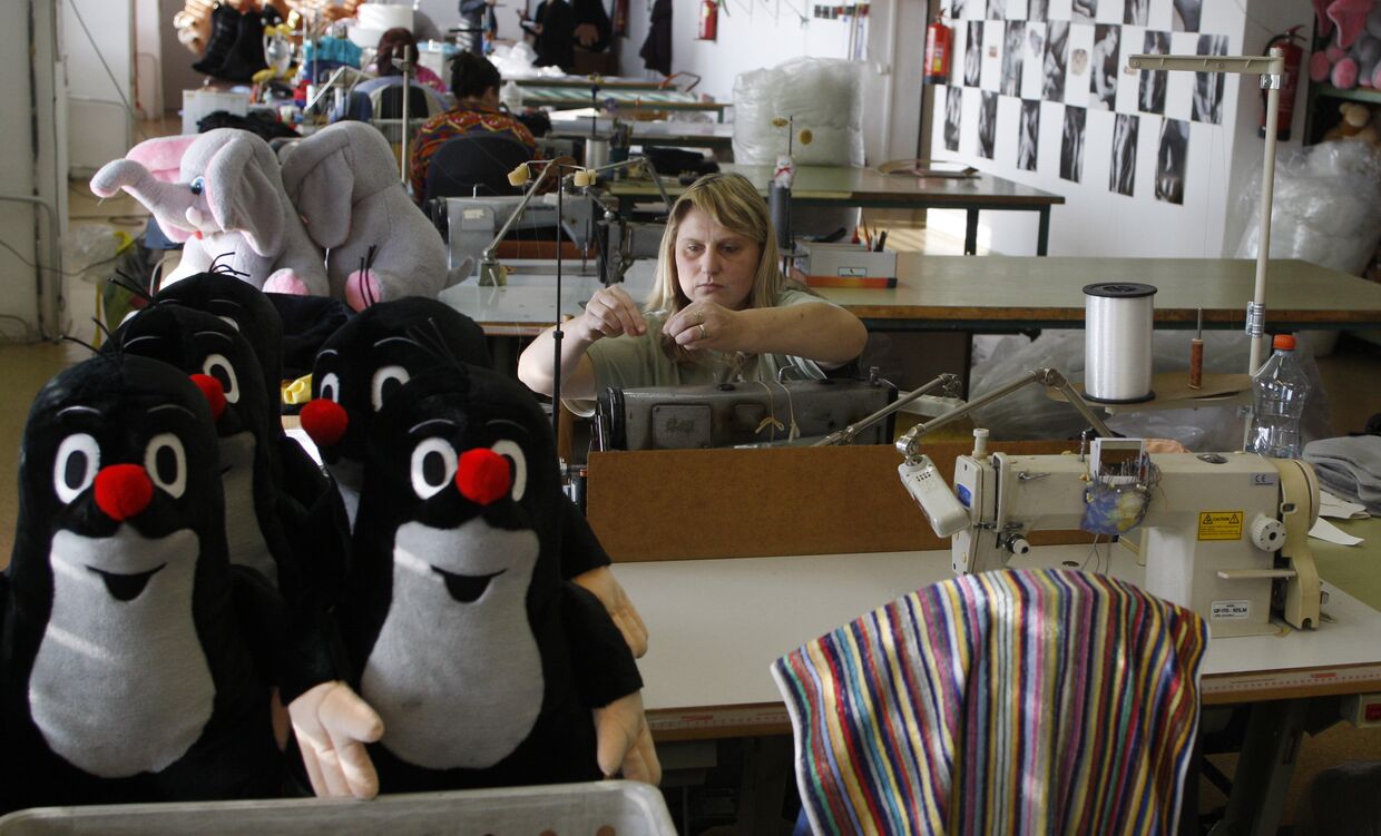 Работники фибрики игрушек в Брно, Чешская Республика
