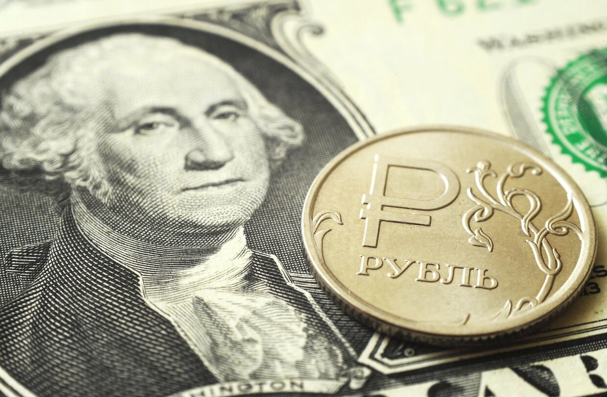 Монета номиналом один рубль на банкноте один доллар США