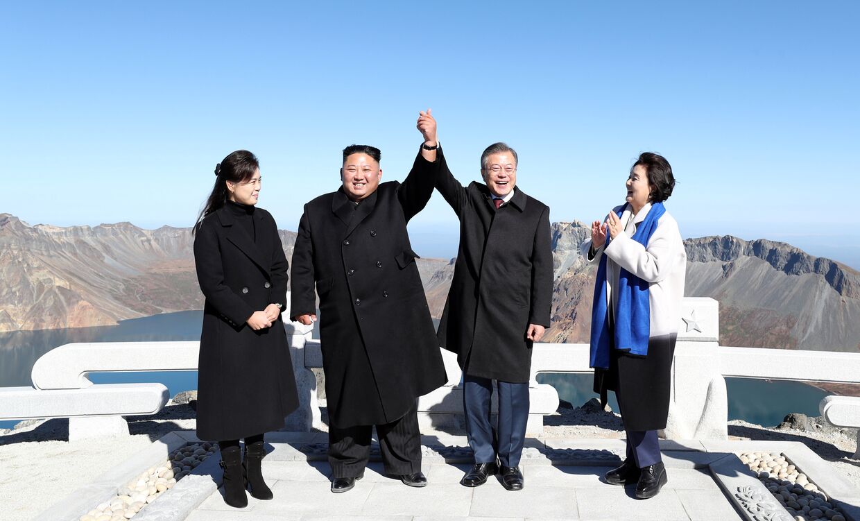 Президент Южной Кореи Мун Чжэ Ин и лидер КНДР Ким Чен Ын во время визита на гору Пэктусан