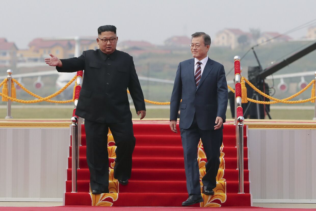 Президент Южной Кореи Мун Чжэ Ин и северокорейский лидер Ким Чен Ын
