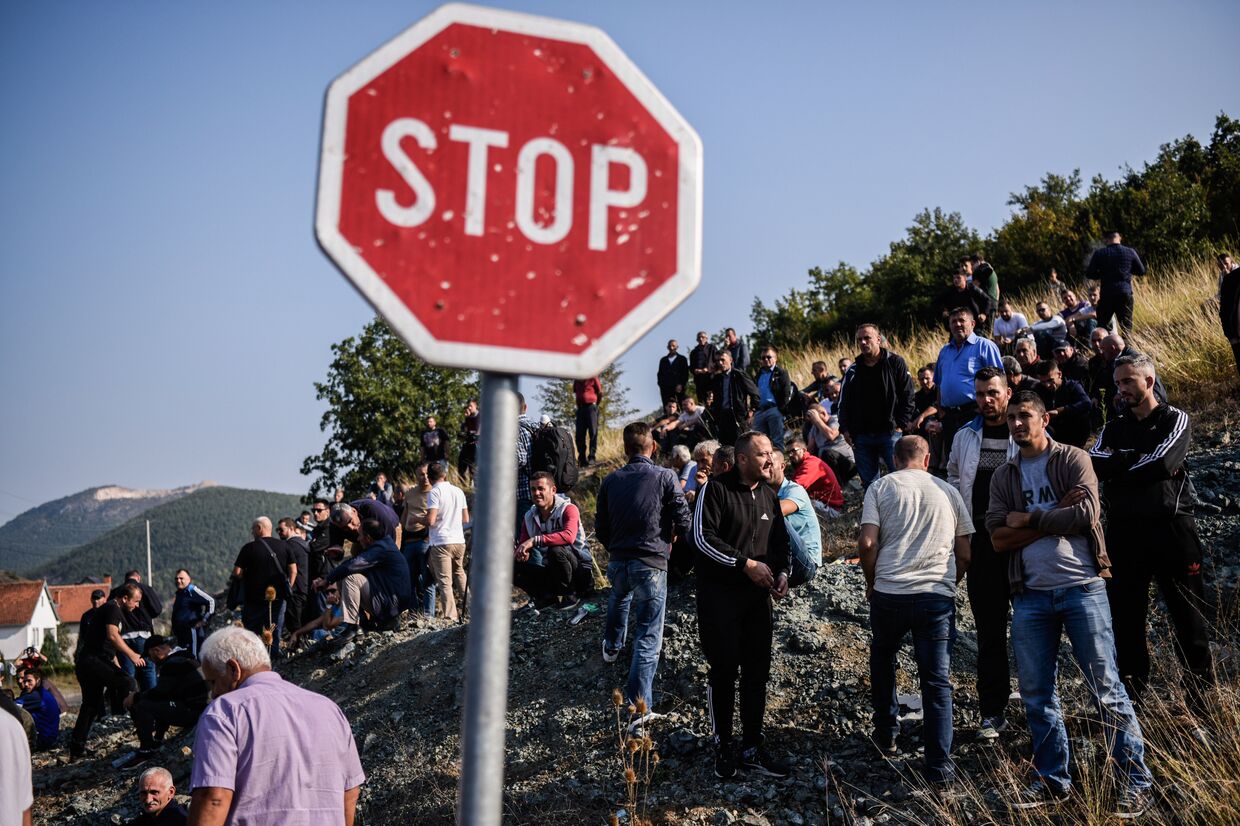 Косовские албанцы собираются на баррикады в целях блокировки дороги из-за визита сербского президента недалеко от деревни Банье