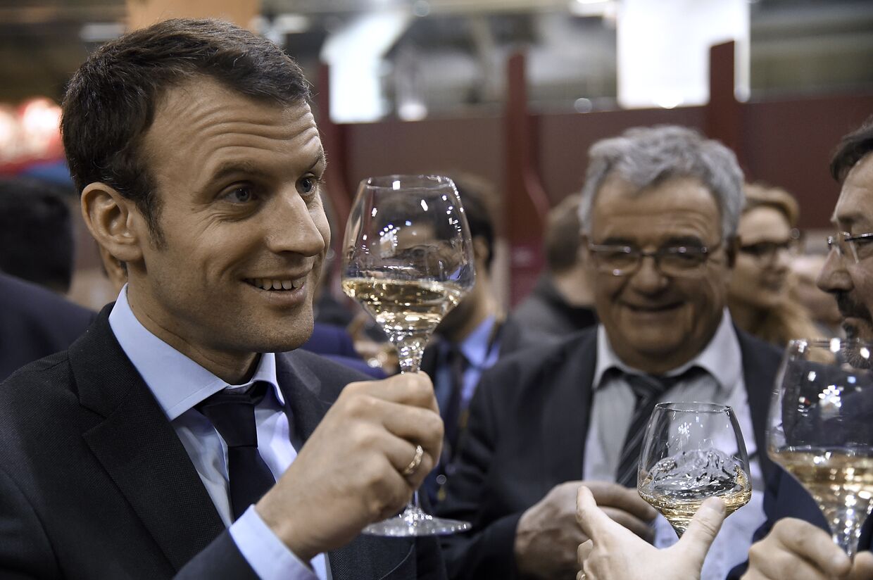 Эммануэль Макрон дегустирует вино на агропромышленноый ярмарке в Париже