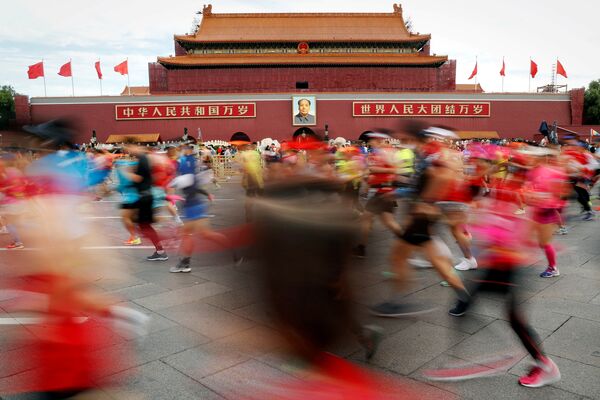 Участники марафона на площади Тяньаньмэнь в Пекине, Китай