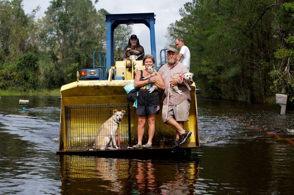 Местные жители спасают питомцев во время наводнения после урагана Флоренс в Северной Каролине