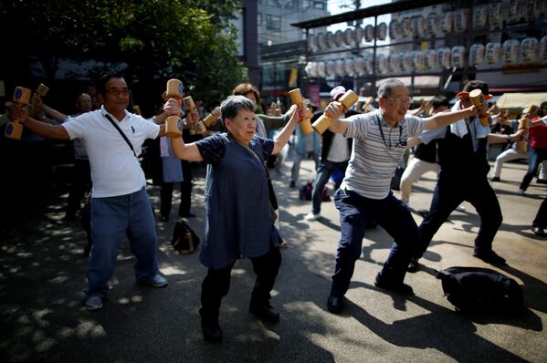 Пожилые люди делают упражнения в Токио