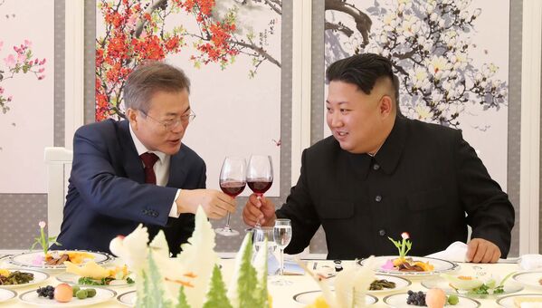Президент Южной Кореи Мун Чжэ Ин и лидер КНДР Ким Чен Ын во время обеда в северокорейской провинции Янгандо