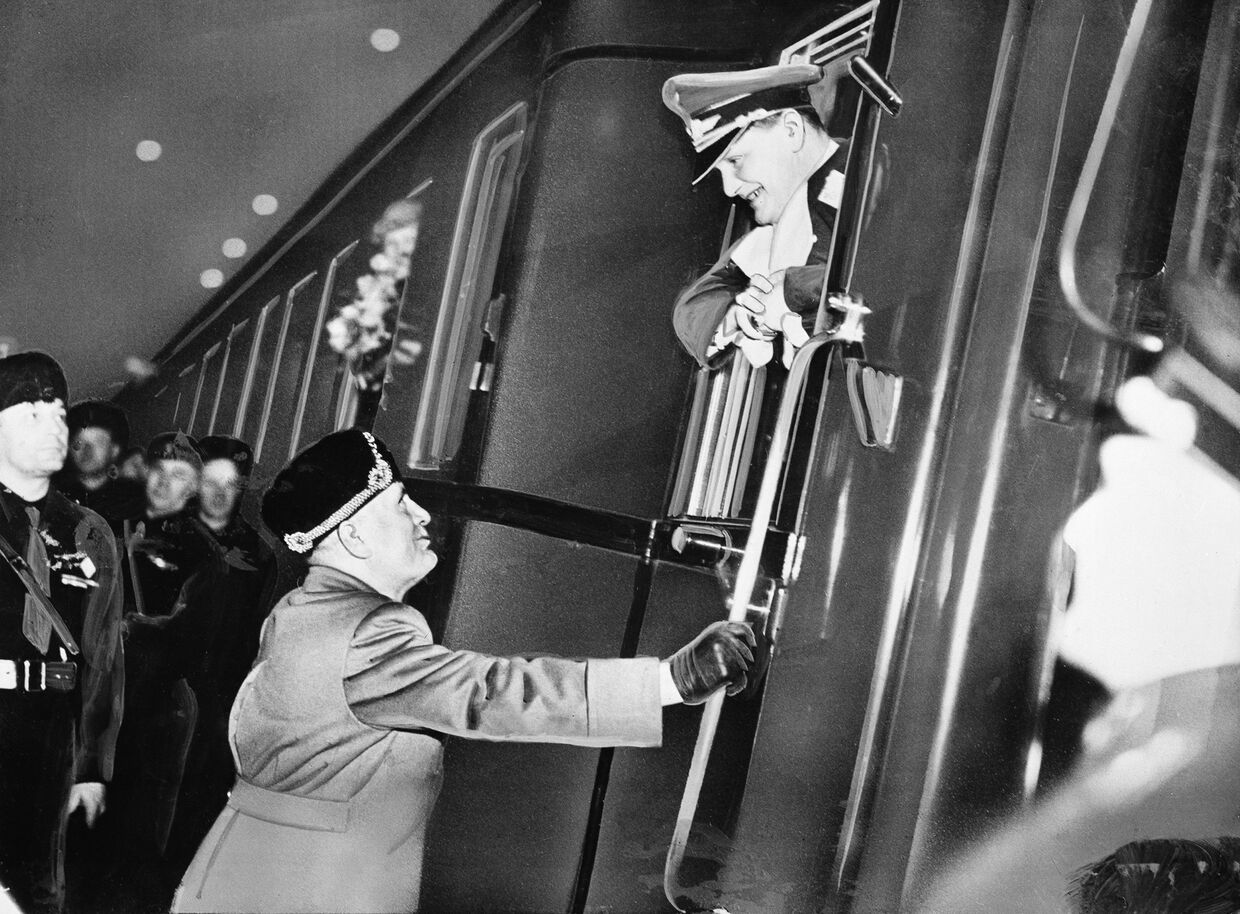 Премьер-министр Италии Бенито Муссолини прощается с нацистским генералом Германом Герингом в Риме