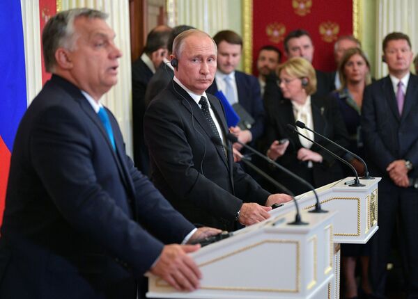 Президент РФ Владимир Путин и премьер-министр Венгрии Виктор Орбан во время совместной пресс-конференции по итогам встречи Президент РФ Владимир Путин и премьер-министр Венгрии Виктор Орбан во время совместной пресс-конференции по итогам встречи