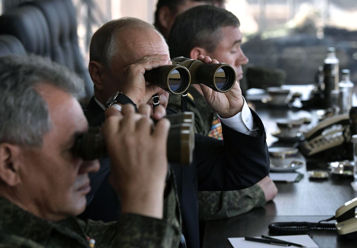 Верховный главнокомандующий ВС РФ, президент РФ Владимир Путин наблюдает за ходом военных маневров Восток-2018