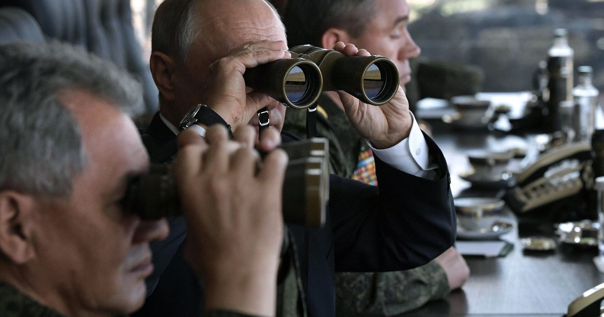 Верховный главнокомандующий ВС РФ, президент РФ Владимир Путин наблюдает за ходом военных маневров Восток-2018 - ИноСМИ, 1920, 22.04.2021