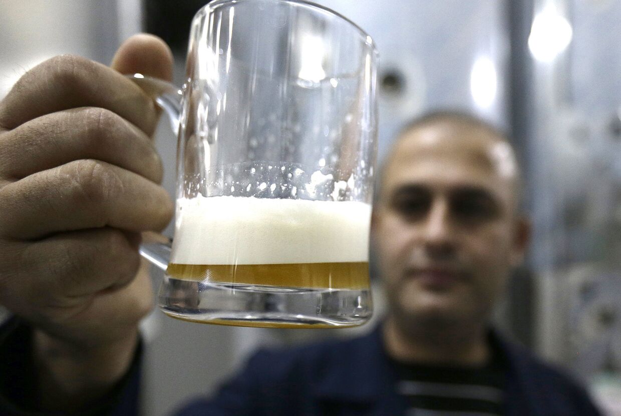 Производство пива на заводе в городе Сафита, Сирия