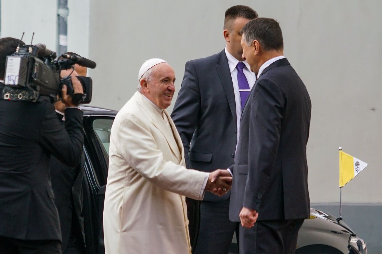Папа Римский Франциск и президент Латвии Раймонд Вейонис во время торжественной церемонии встречи в Риге