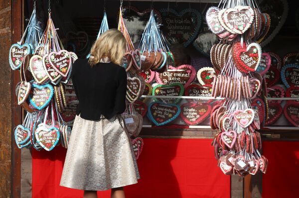 Продажа традиционных пряничных сердечек на фестивале Октоберфест