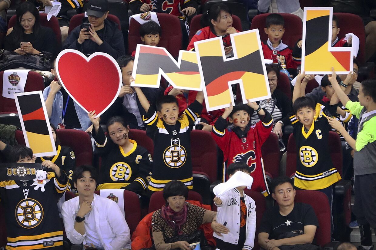Болельщики во время хоккейного матча НХЛ в Пекине, Китай