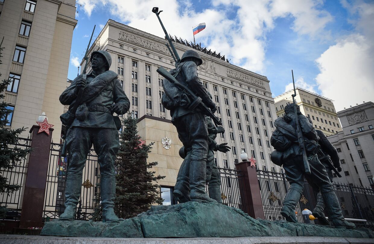 Скульптурная композиция у здания Министерства обороны России в Москве