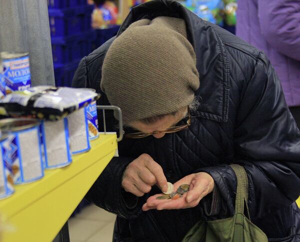 Пожилые люди делают покупки в магазине