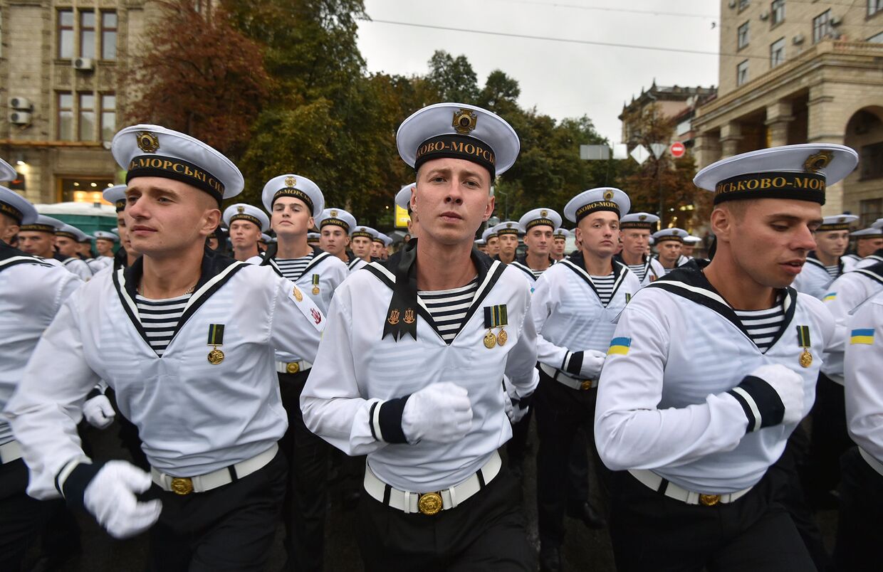 Военнослужащие ВМС Украины во время репетиции военного парада в Киеве