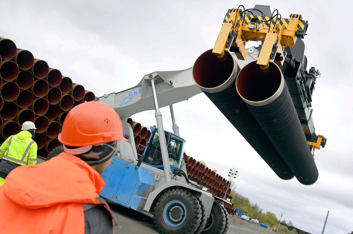 Трубы для строительства газопровода Северный поток 2 недалеко от порта Мукран, Германия