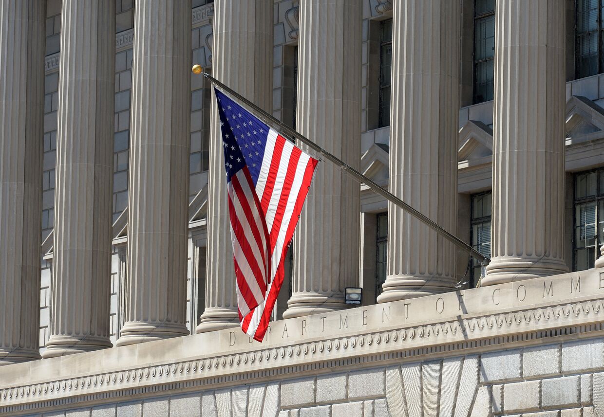 Флаг США на здании министерства торговли в Вашингтоне