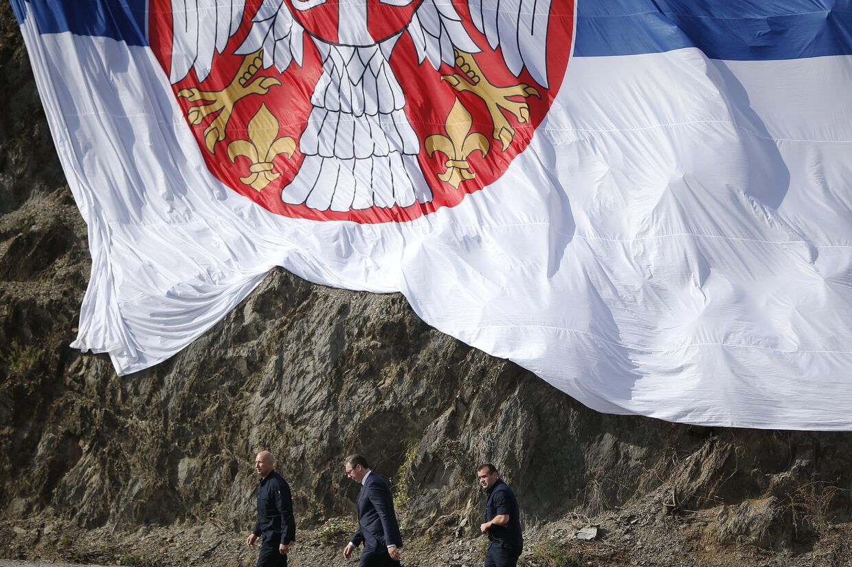 Президент Сербии Александр Вучич во время визита на плотину Газиводе в Косово
