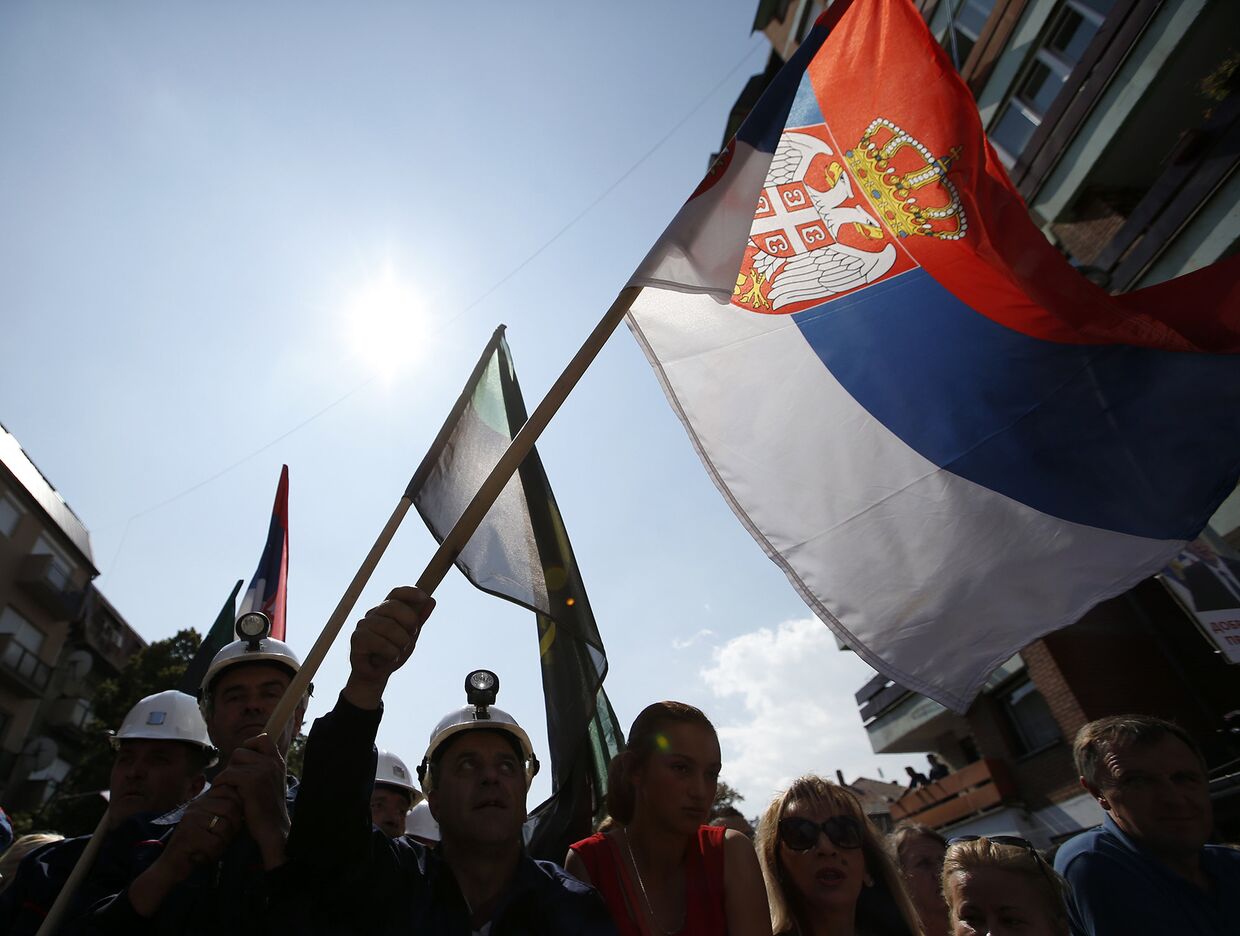 Косовские сербы во время акции в поддержку президента Сербии Александра Вучича