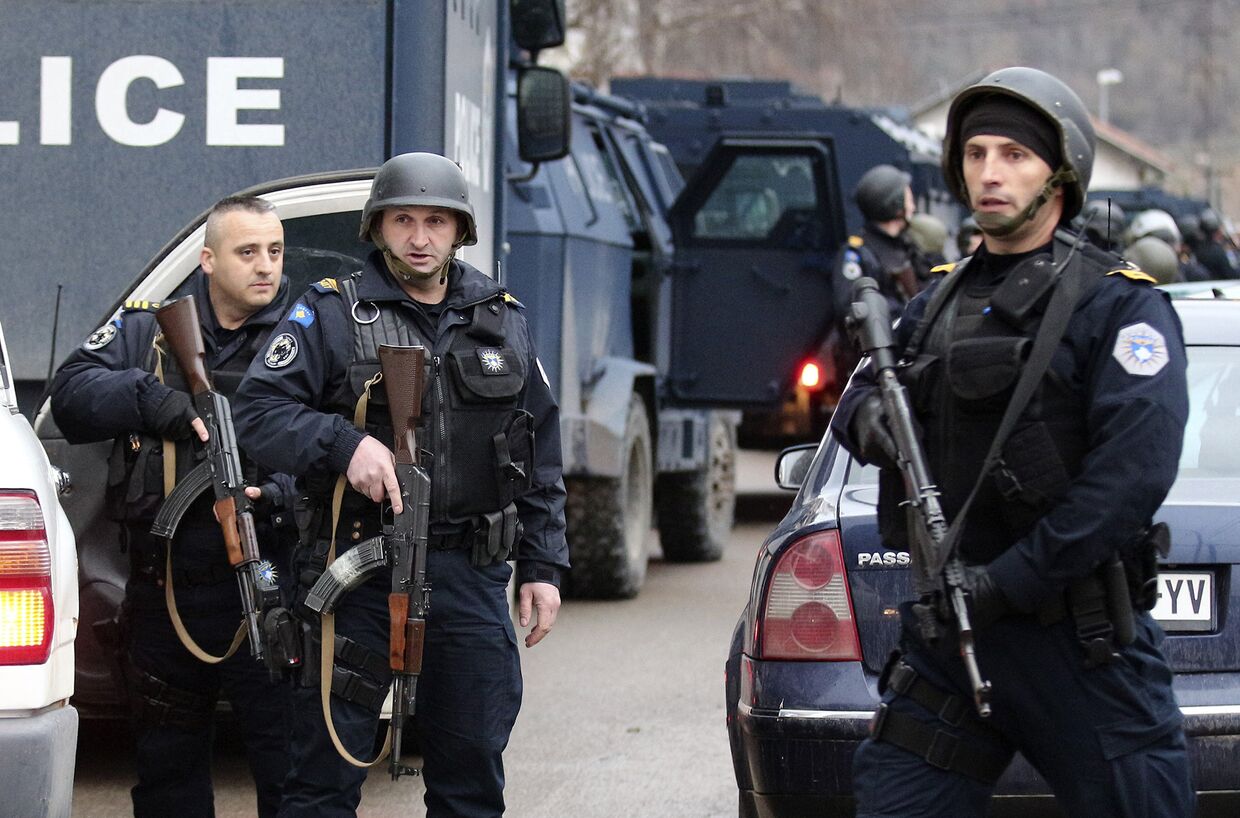 Полиция на блок-посту в сербской части Митровицы