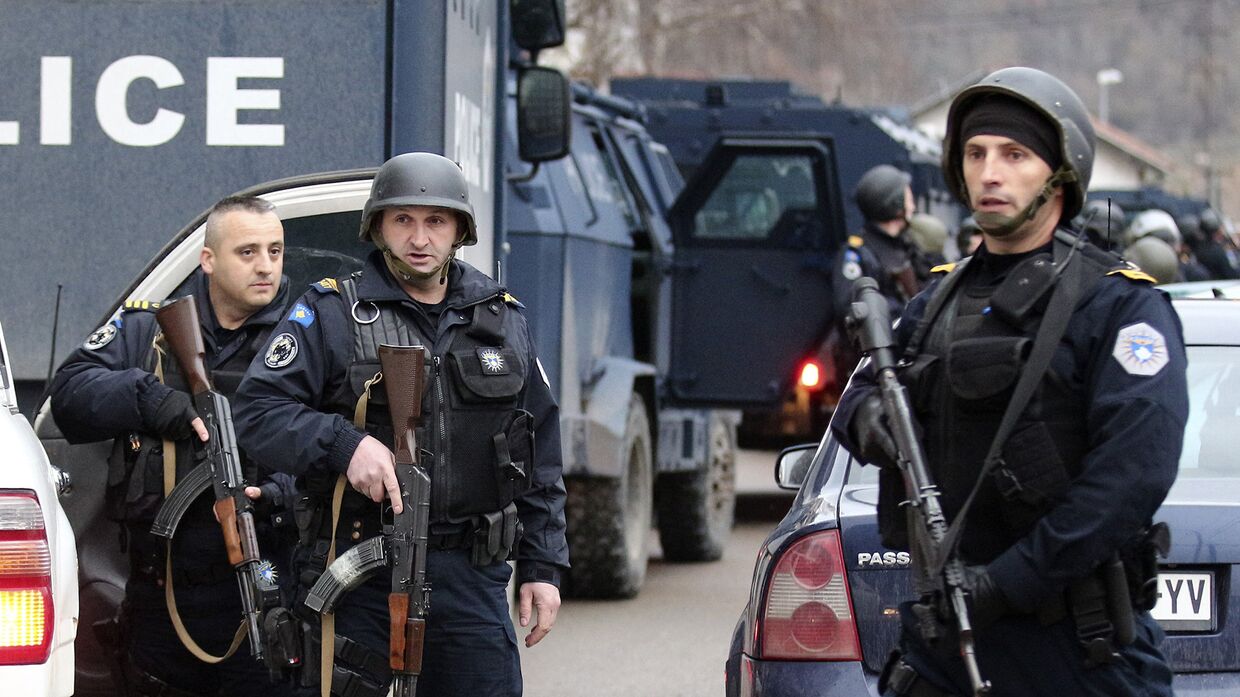 Полиция на блок-посту в сербской части Митровицы