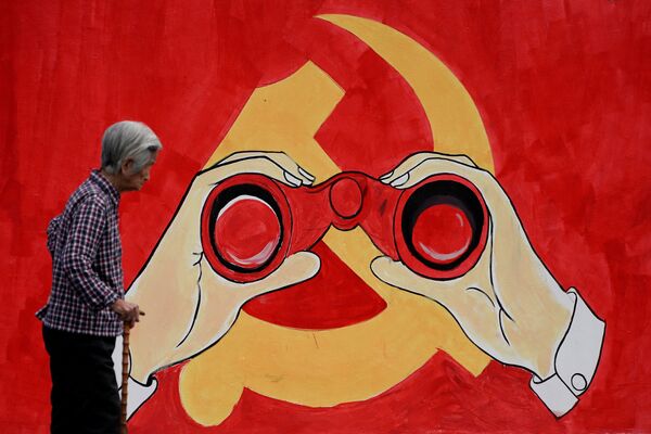 Изображение эмблемы коммунистической партии Китай на улице в Шанхае
