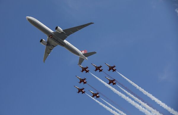 Пилотажная группа ВВС Турции на истребителях F-5 и пассажирский самолет во время выставки в Стамбуле