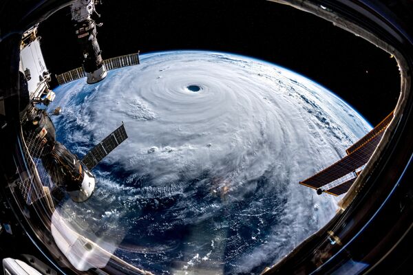 Вид на супер тайфун Трами с МКС