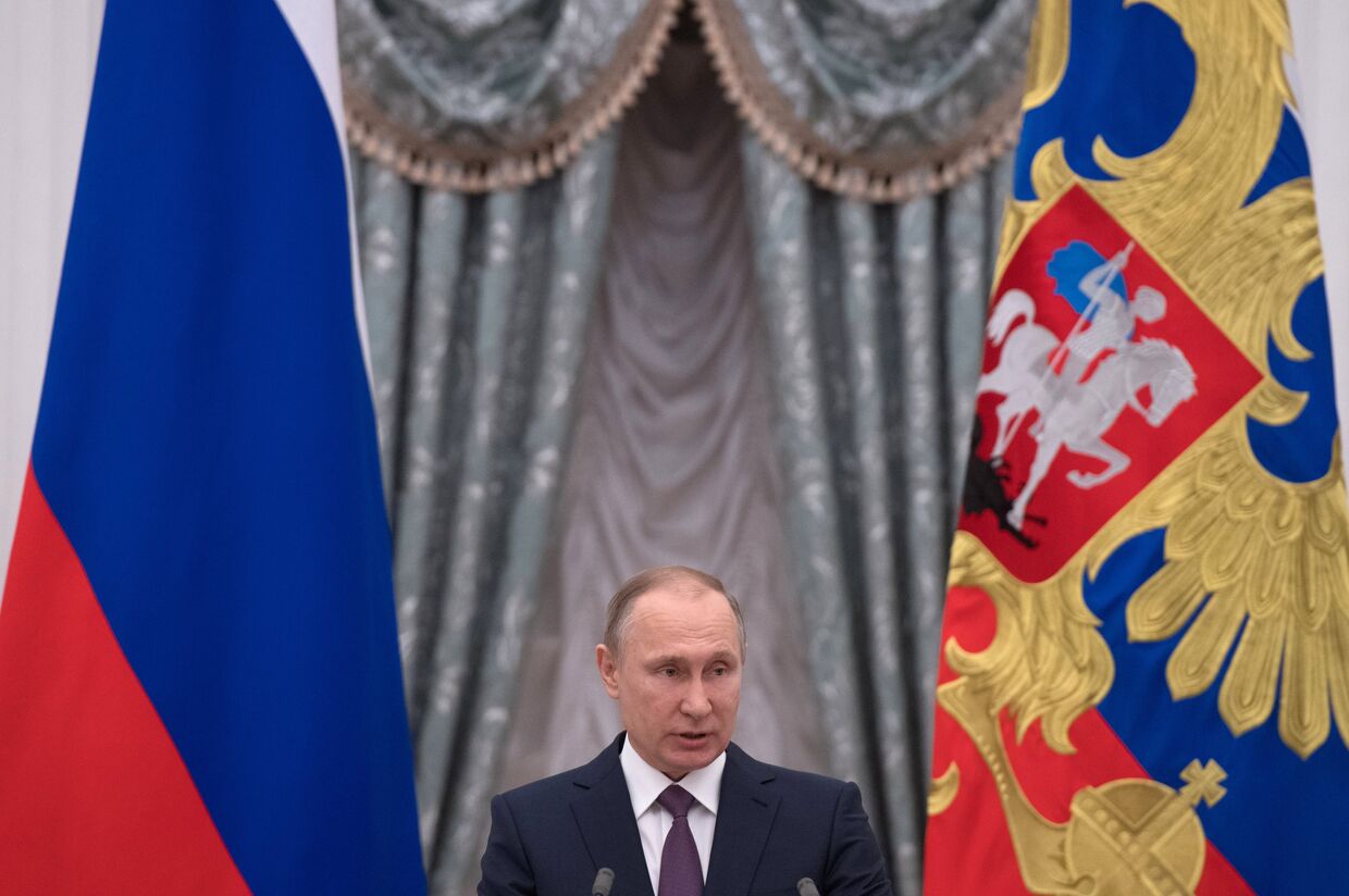 Президент РФ В. Путин вручил медали Герой Труда Российской Федерации