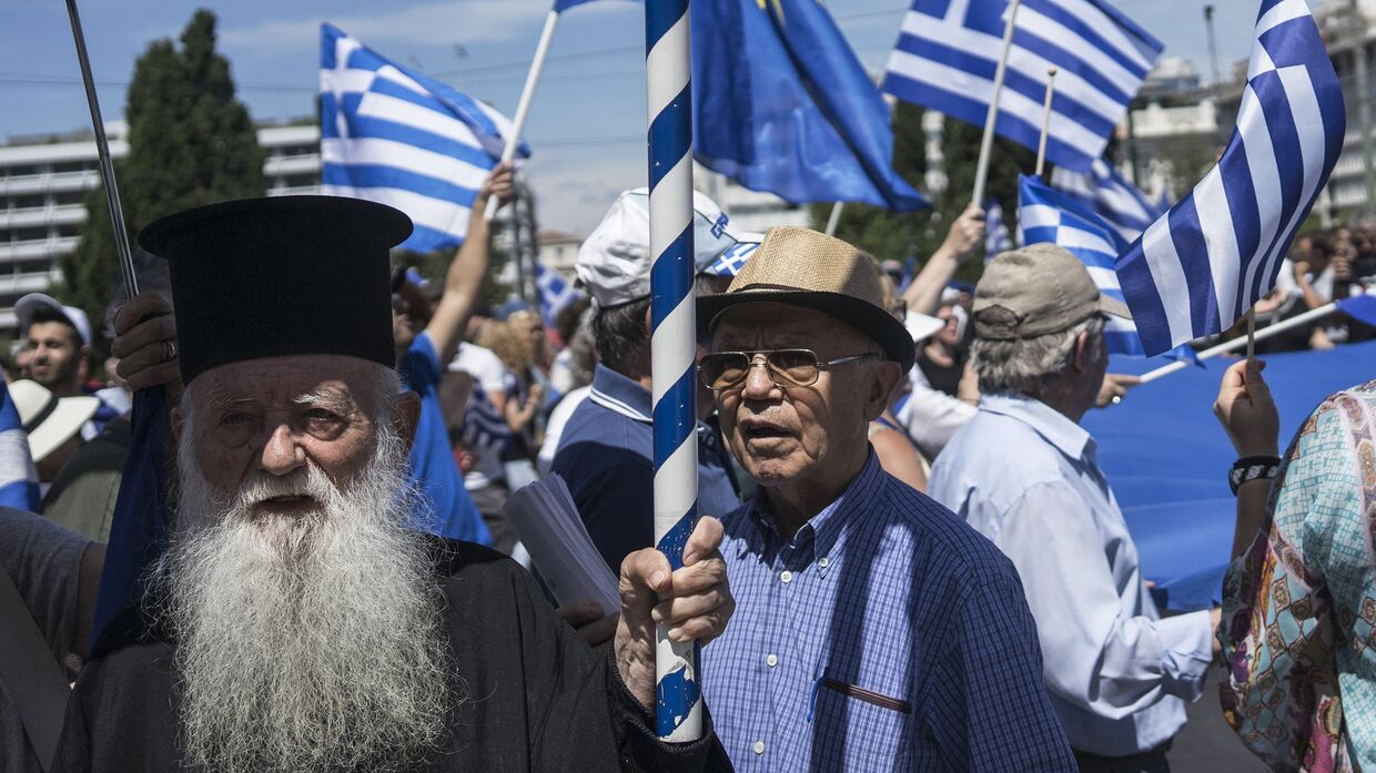 Демонстранты у парламента Греции в Афинах во время акции против переименования Македонии в Северную Македонию