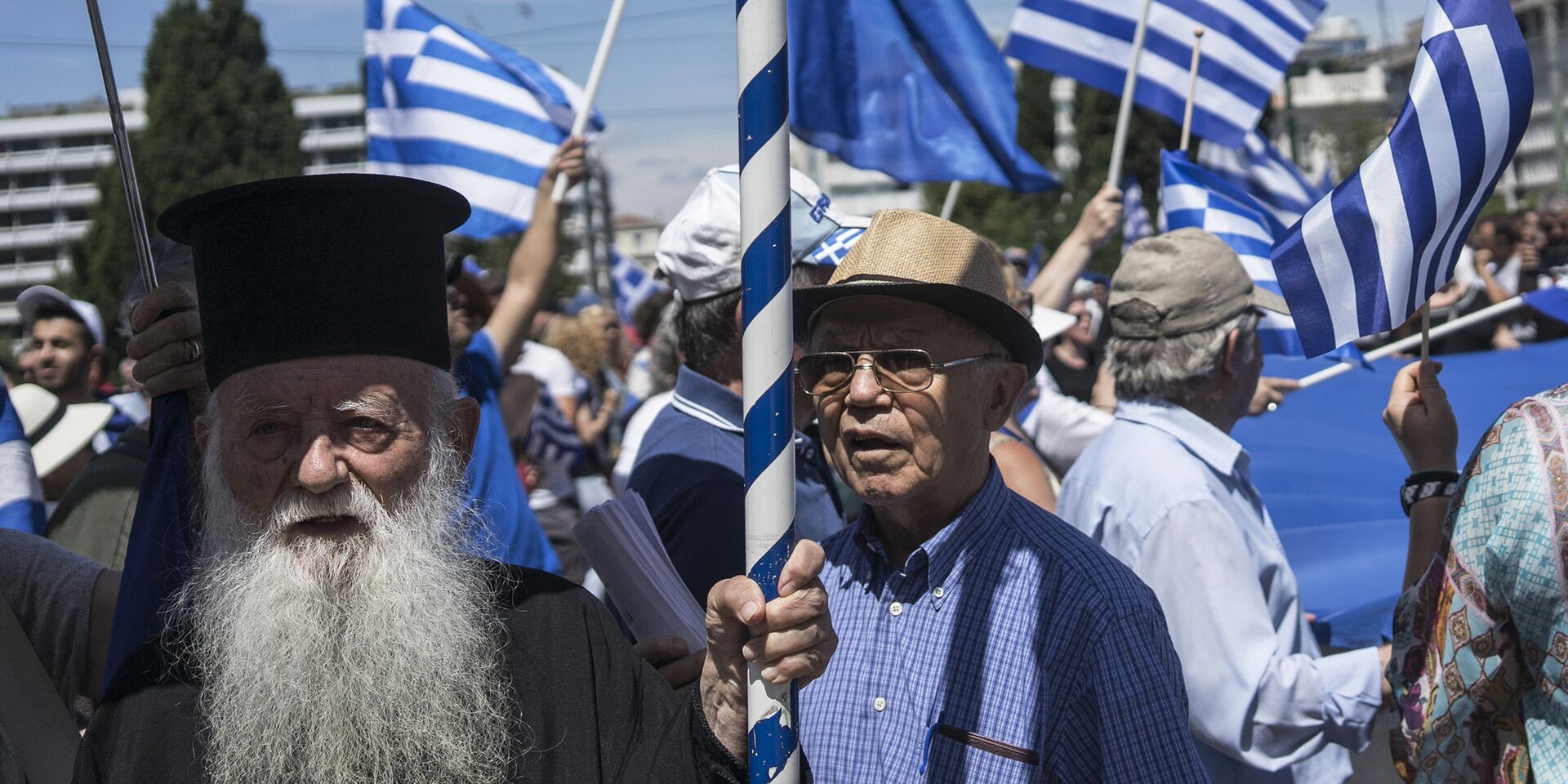 Демонстранты у парламента Греции в Афинах во время акции против переименования Македонии в Северную Македонию - ИноСМИ, 1920, 08.03.2023