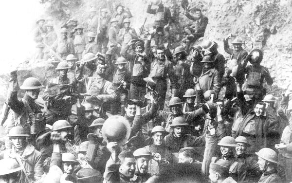 Американские солдаты празднуют прекращение огня 11 ноября 1918 года Американские солдаты празднуют прекращение огня 11 ноября 1918 года